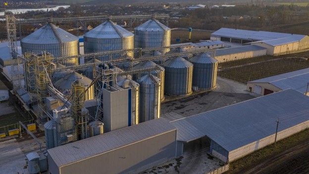 A liquid bulk fertilizer chemical processing plant view from above.