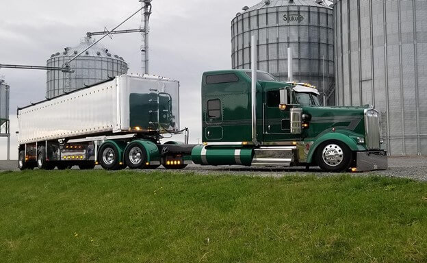 Liquid bulk fertilizer transportation vehicle